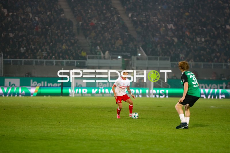 Jannik Hofmann (#37; Rot-Weiss Essen) am Ball gegen Preußen Münster