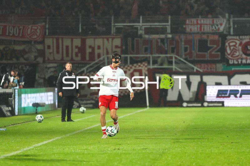 Rot-Weiss Essen Spieler (#10) mit Ball im Preußen-Stadion