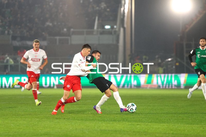 Marek Janssen (#20; Rot-Weiss Essen) im Zweikampf gegen Preußen Münster