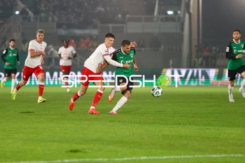 Semir Telalović (#17; Rot-Weiss Essen) im Zweikampf gegen Preußen Münster