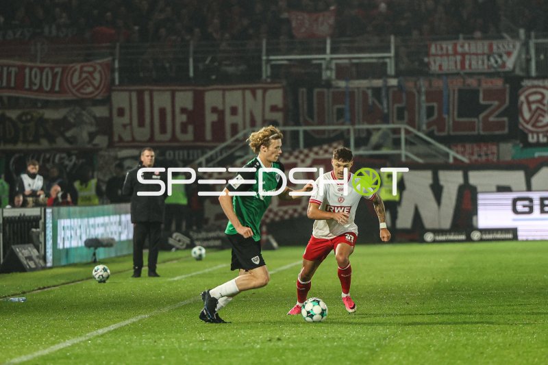 Jannik Hofmann (#37; Rot-Weiss Essen) im Zweikampf gegen Preußen Münster
