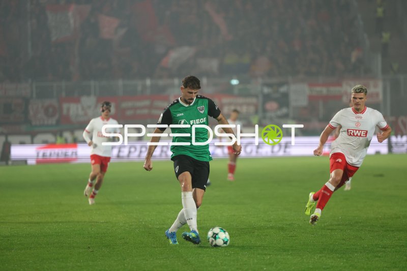 Lucas Zeller (#6; Preußen Münster) dribbelt gegen Marek Janssen (#20; Rot-Weiss Essen)
