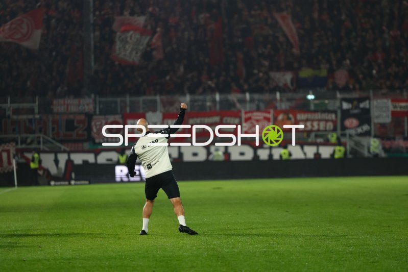 Torwart im Aufwärmshirt jubelt vor Preußen-Fans im Preußen-Stadion