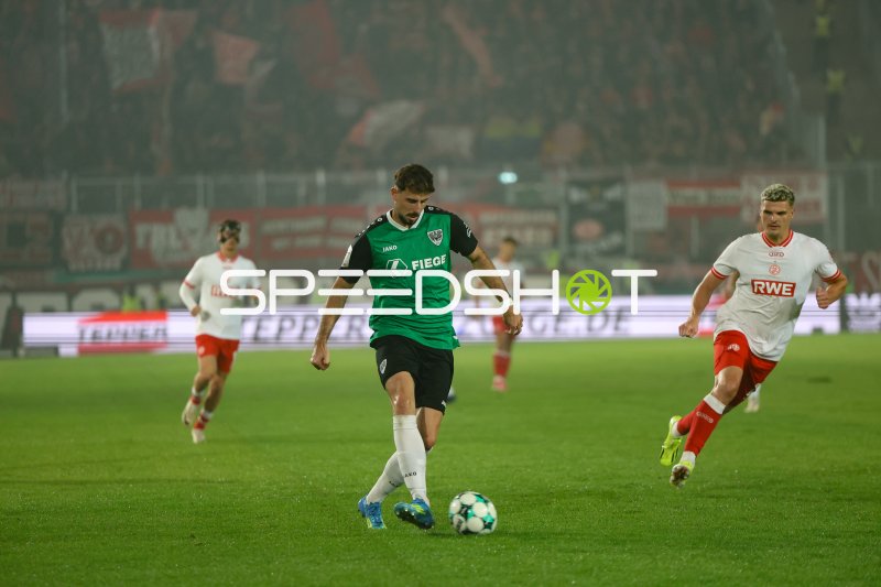 Lucas Zeller (#6; Preußen Münster) dribbelt gegen Marek Janssen (#20; Rot-Weiss Essen)
