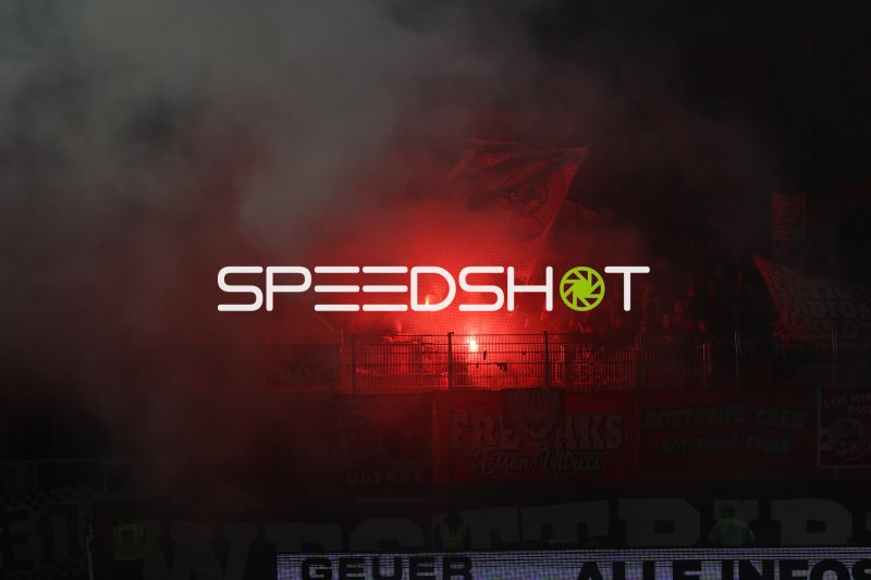 Fankulisse im Preußen-Stadion Münster mit Pyrotechnik