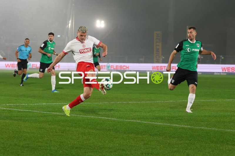 Marek Janssen (#20; Rot-Weiss Essen) dribbelt gegen Torge Paetow (#16; Preußen Münster)