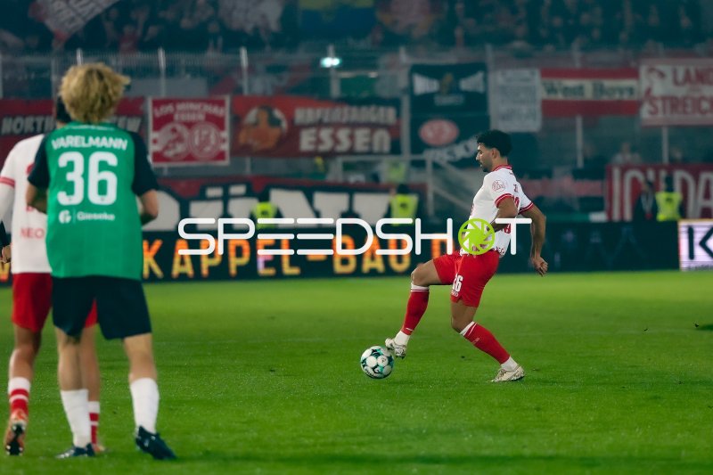 Rot-Weiss Essen Spieler am Ball gegen Preußen Münster
