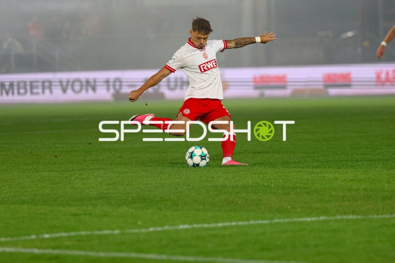 Rot-Weiss Essen Spieler im Flachschuss auf dem Preußen-Stadion