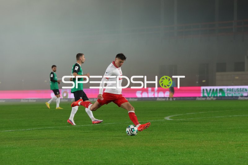 Semir Telalović (#17; Rot-Weiss Essen) dribbelt gegen Preußen Münster