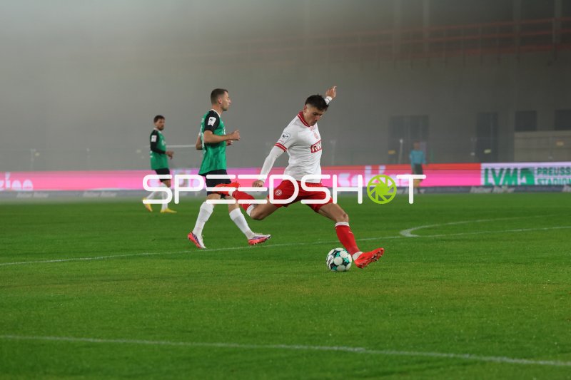 Semir Telalović (#17; Rot-Weiss Essen) mit Ballkontrolle gegen Preußen Münster