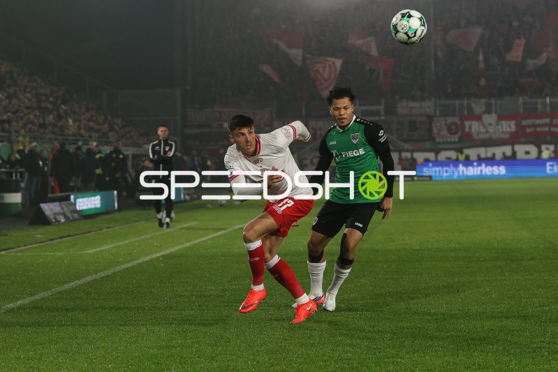 Semir Telalović (#17; Rot-Weiss Essen) gegen Montell Ndikom im Luftduell
