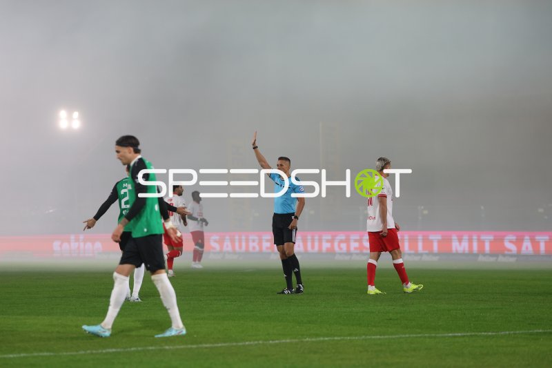 Schiedsrichter zeigt Rote Karte gegen Rot-Weiss Essen im Preußen-Stadion