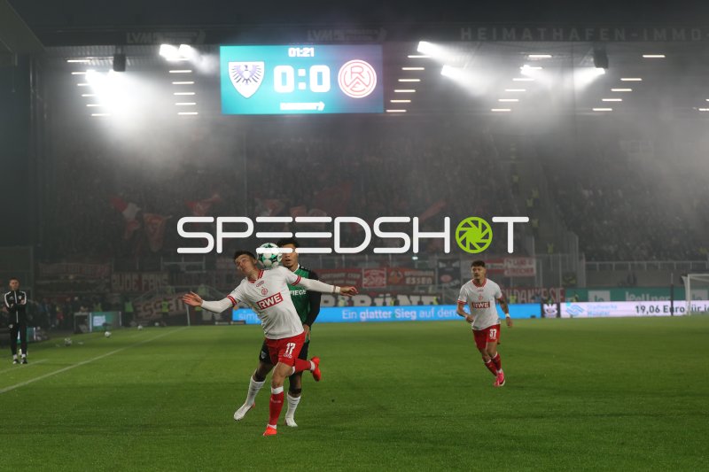 Jannik Hofmann (#43; Rot-Weiss Essen) im Kopfballduell gegen Preußen Münster
