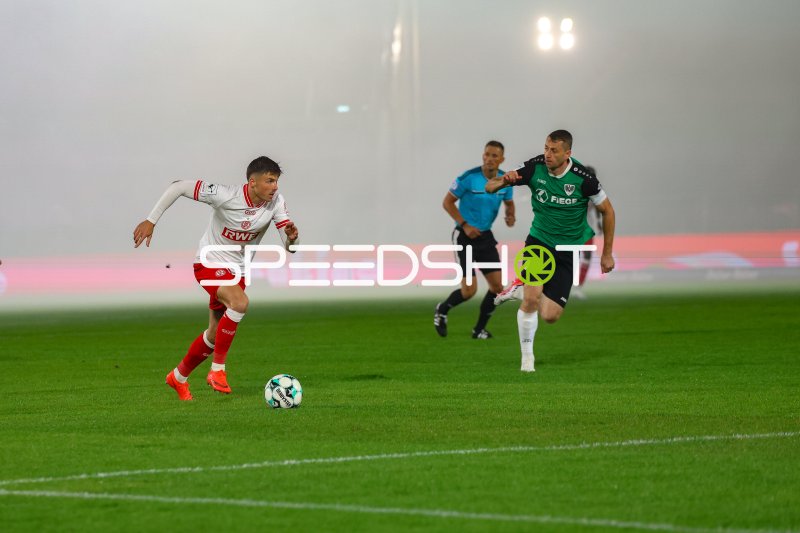 Semir Telalović (#17; Rot-Weiss Essen) dribbelt gegen Torge Paetow (#16; Preußen Münster)