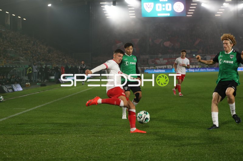 Semir Telalović (#17; Rot-Weiss Essen) im Dribbling gegen Preußen Münster