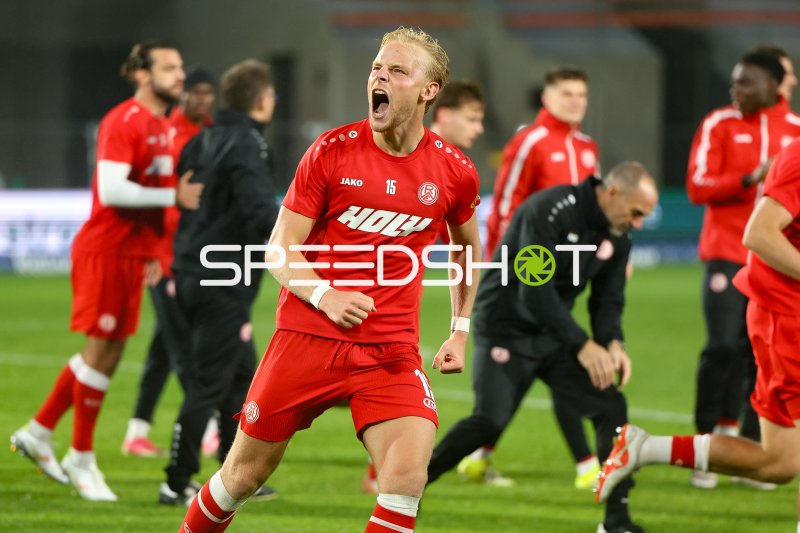 Ben Hüning (#15; Rot-Weiss Essen) jubelt nach Tor im Preußen-Stadion