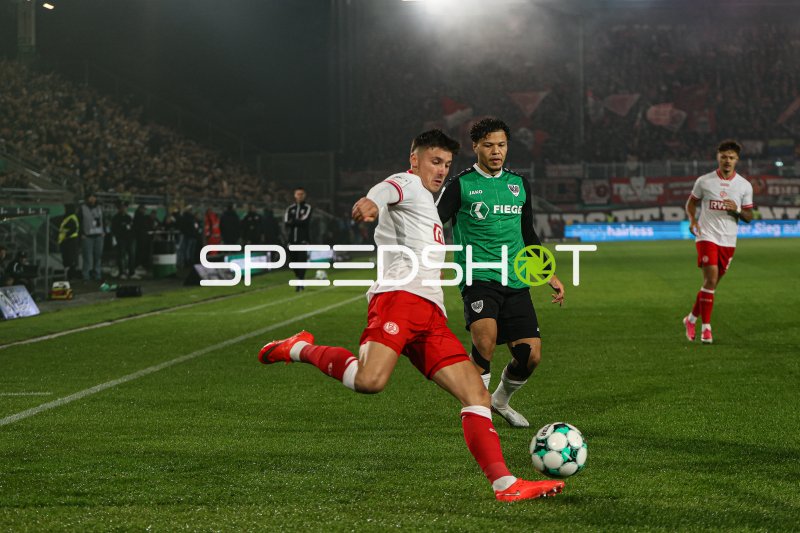 Semir Telalović (#17; Rot-Weiss Essen) im Zweikampf gegen Preußen Münster