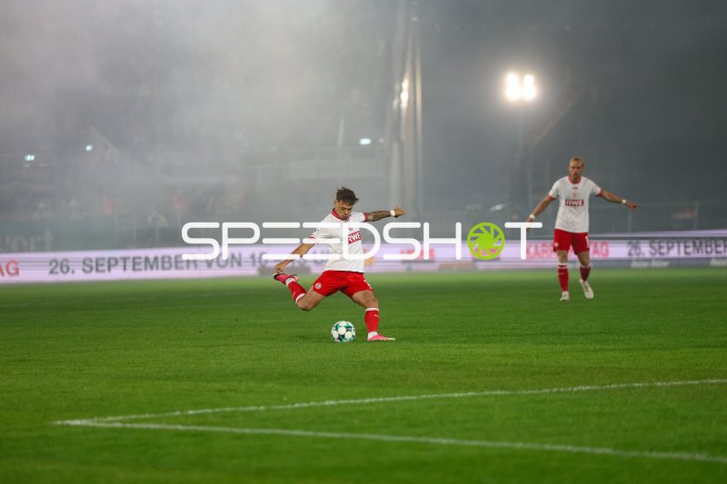 Jannik Hofmann (#43; Rot-Weiss Essen) beim Schuss im Preußen-Stadion