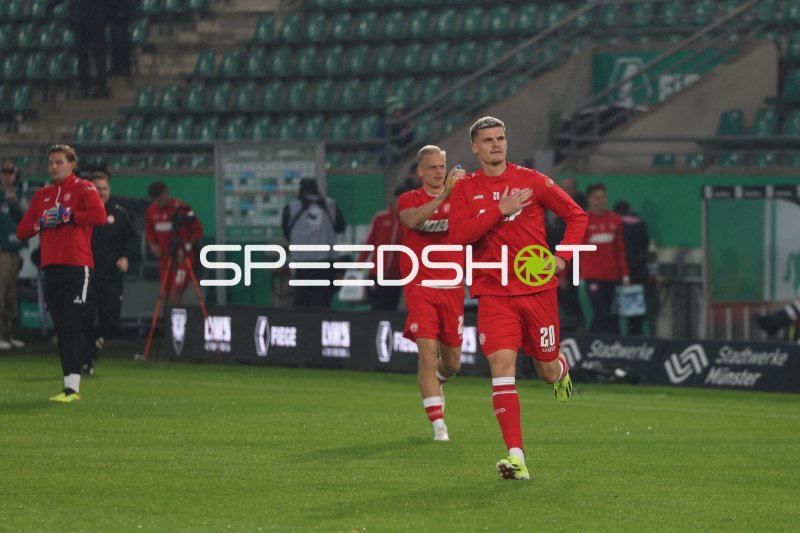 Marek Janssen (#20; Rot-Weiss Essen) beim Aufwärmen im Preußen-Stadion