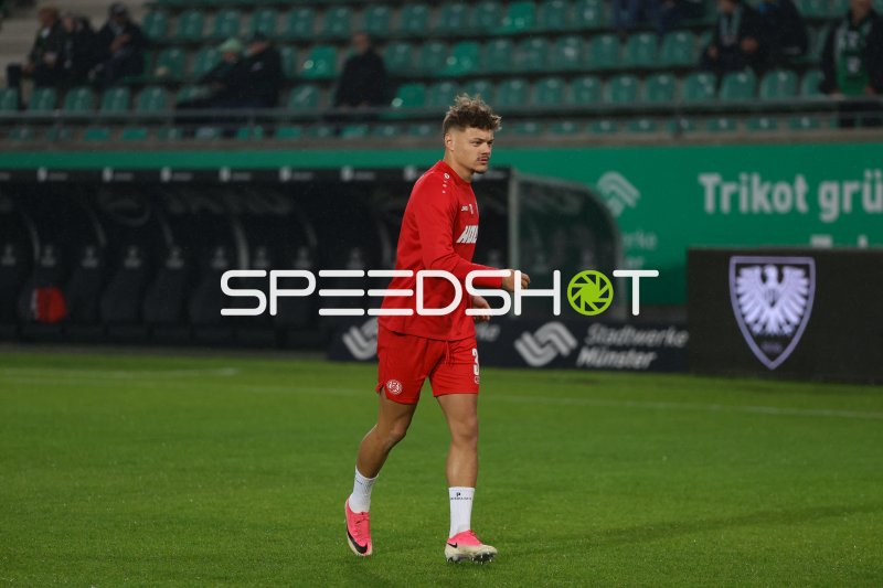 Jannik Hofmann (#43; 1. FC Nürnberg) beim Aufwärmen im Preußen-Stadion