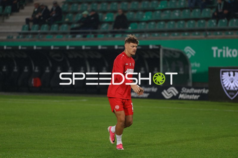 Jannik Hofmann (Rot-Weiss Essen) beim Aufwärmen im Preußen-Stadion