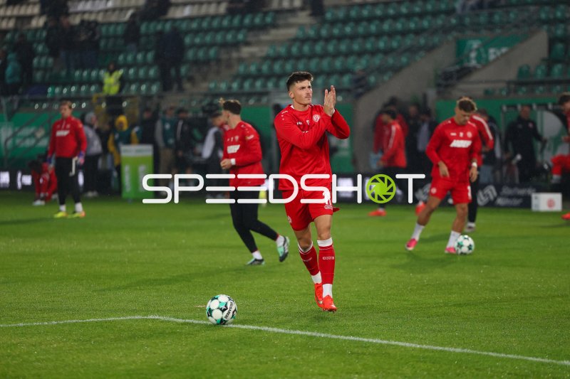 Semir Telalović (#17; Rot-Weiss Essen) beim Aufwärmen im Preußen-Stadion