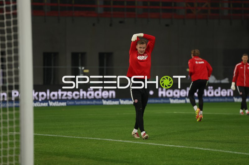 Jakob Golz (#1; Rot-Weiss Essen) beim Aufwärmen im Preußen-Stadion