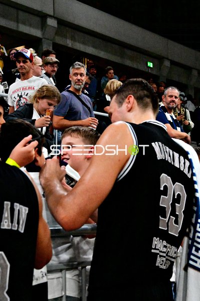 Nick Muszynski (#33; MLP Academics Heidelberg) bei Autogrammstunde mit Fans