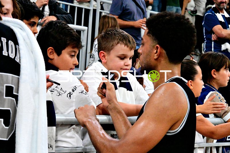 Spieler der ETB Miners signiert Autogramme für junge Fans in der SNP Dome