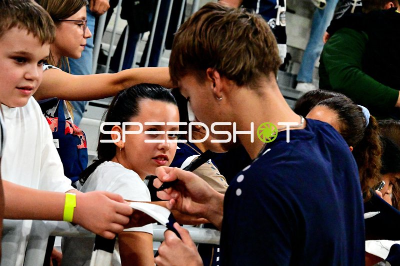 Basketballer signiert Autogramme für junge Fans in der SNP Dome