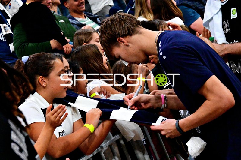 MLP Academics Heidelberg Spieler signiert Autogramme für Fans in der SNP Dome
