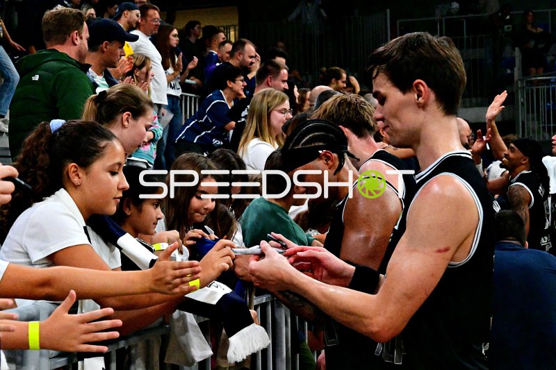 Spieler der ETB Miners signieren Autogramme für Fans in der SNP Dome
