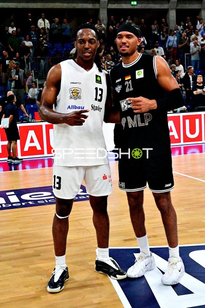Darius Dawson (#13; ETB Miners) und Cantia Rahming (#21; MLP Academics Heidelberg) in der SNP Dome