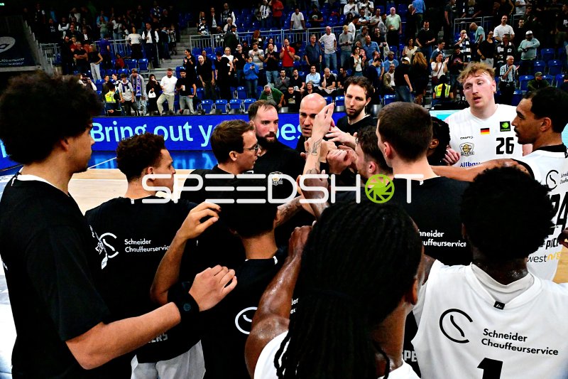 Craig Moller (#6; ETB Miners) und JJ Mann (#35; ETB Miners) im Team-Huddle
