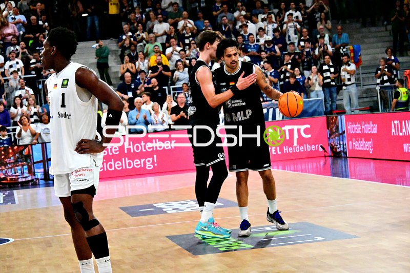 Erol Ersek (#11; MLP Academics Heidelberg) mit Ball in der SNP Dome