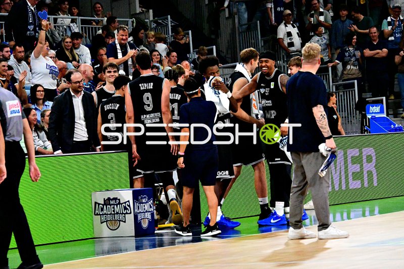 Joschka Ferner (#15; MLP Academics Heidelberg) und Johannes Hübner in der Coaching-Zone