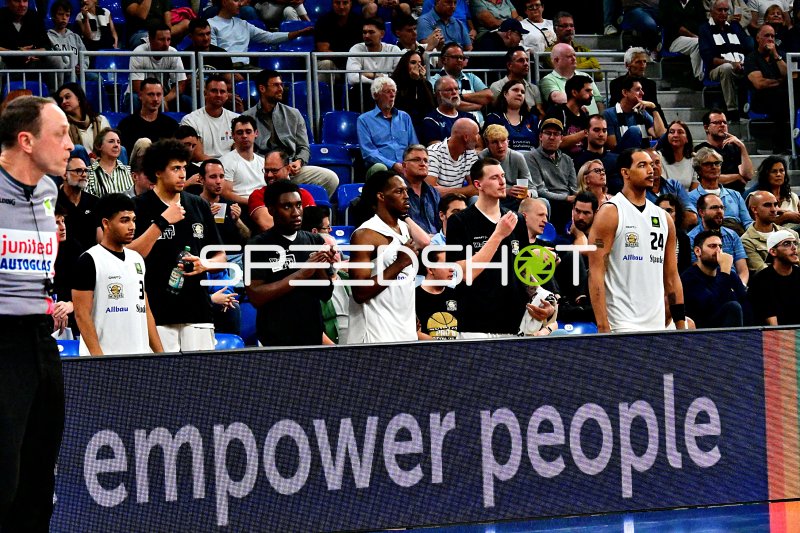 ETB Miners Spielerbank und Zuschauer in der SNP Dome Heidelberg