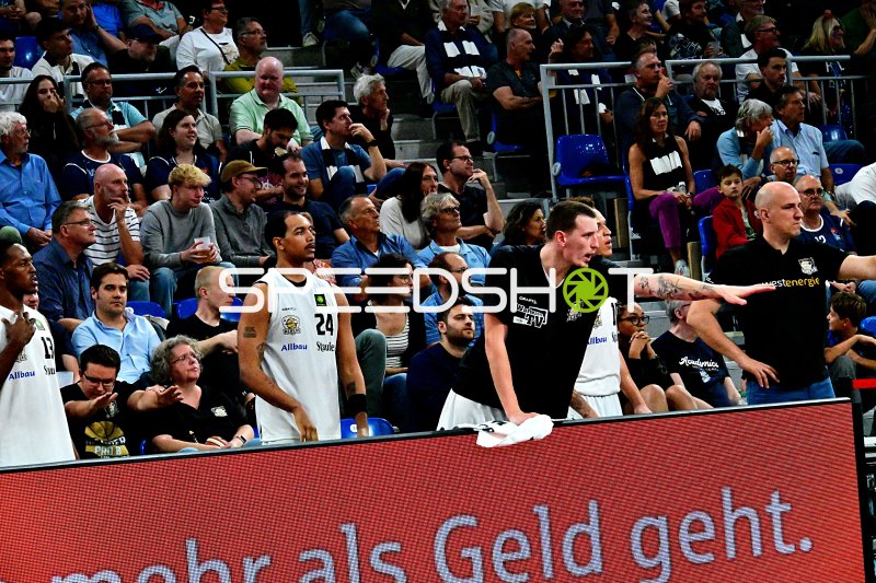 Jackson Price (#24; ETB Miners) an der Seitenlinie in der SNP Dome