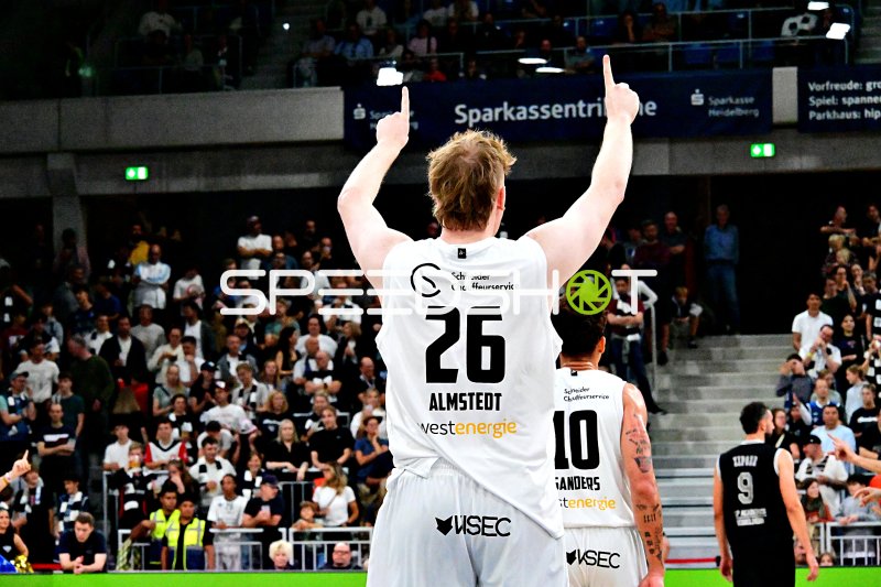 Jonathan Almstedt (#26; ETB Miners) jubelt nach Sieg in Heidelberg