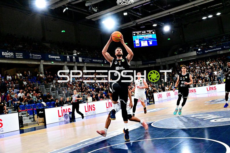 Paul Zipser (#9; MLP Academics Heidelberg) im Sprungwurf