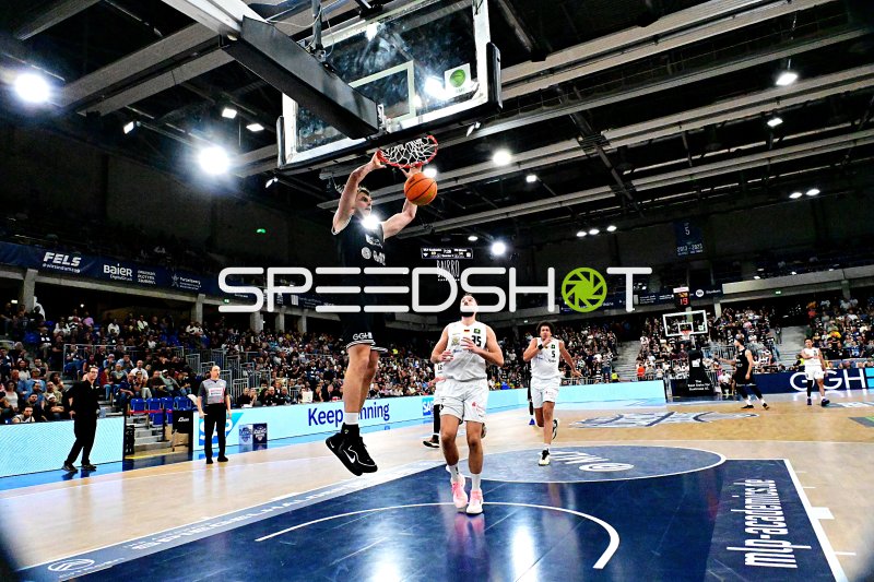 Dunking-Moment in der SNP Dome – MLP Academics Heidelberg gegen ETB Miners