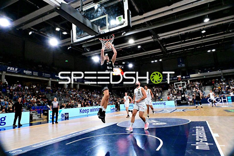 Spieler der ETB Miners beim Dunking-Versuch gegen MLP Academics Heidelberg