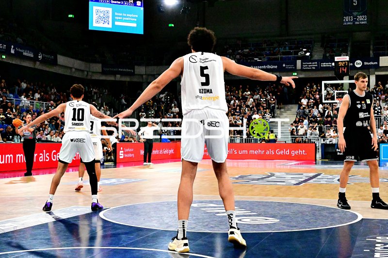Benjamin Uzoma (#5; ETB Miners) und Isaiah Sanders (#10; ETB Miners) in der SNP Dome