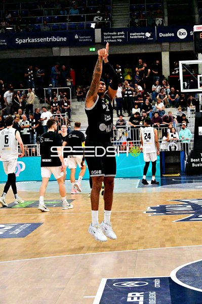 Spieler der ETB Miners im Sprungwurf in der SNP Dome Heidelberg