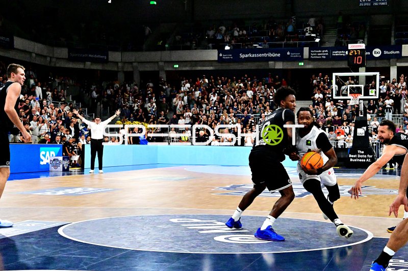 Quashawn Lane (#4; ETB Miners) im Dribbling gegen die Abwehr der MLP Academics