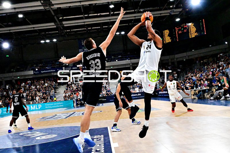 Jackson Price (#24; ETB Miners) zum Sprungwurf gegen Nick Muszynski (#33; MLP Academics Heidelberg)