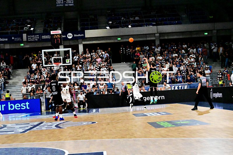 Basketball-Match in der SNP Dome Heidelberg mit vollbesetzten Tribünen