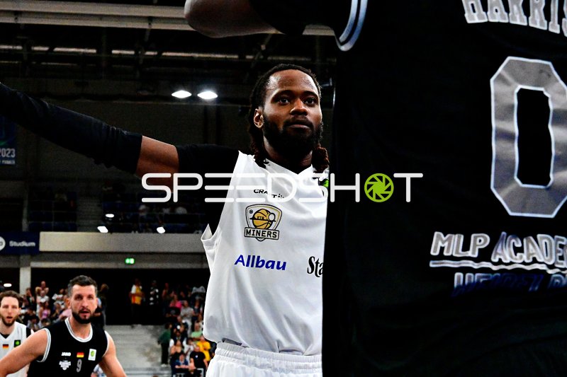 Quashawn Lane (#4; ETB Miners) mit ausgestrecktem Arm in der SNP Dome