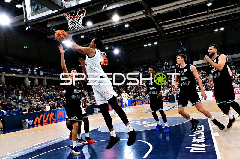 Paul Zipser (#9; MLP Academics Heidelberg) zum Korb