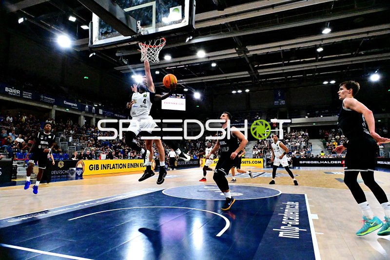 Paul Zipser (#9; MLP Academics Heidelberg) zum Dunking gegen Rasta Vechta